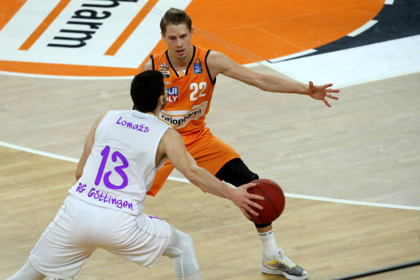 运动员们提 运动员们提